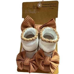 Baby bootie and bow set